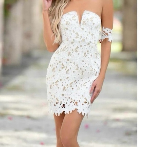 Velvi Dresses & Skirts - (NWT) Elegant Strapless White Lace Dress
